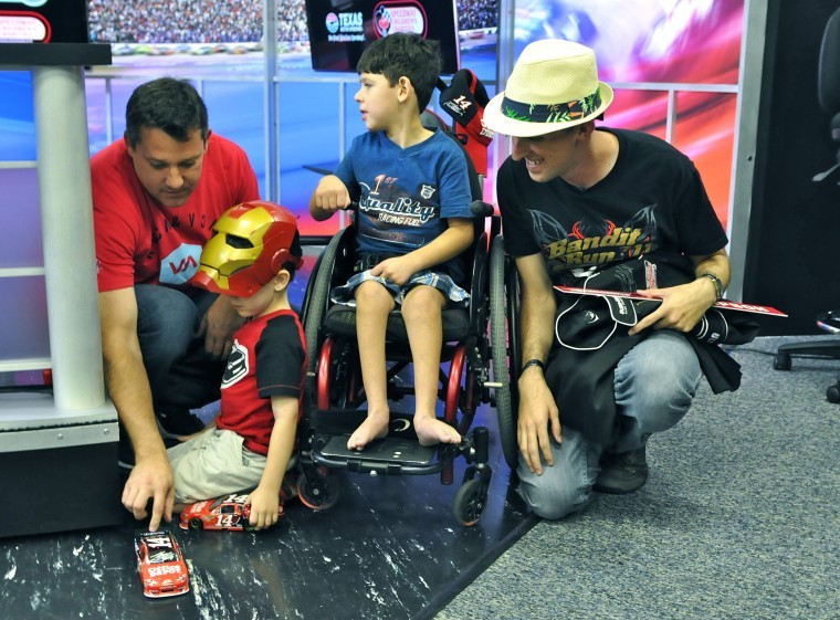 Tony Stewart, soldier visit at Texas Motor Speedway